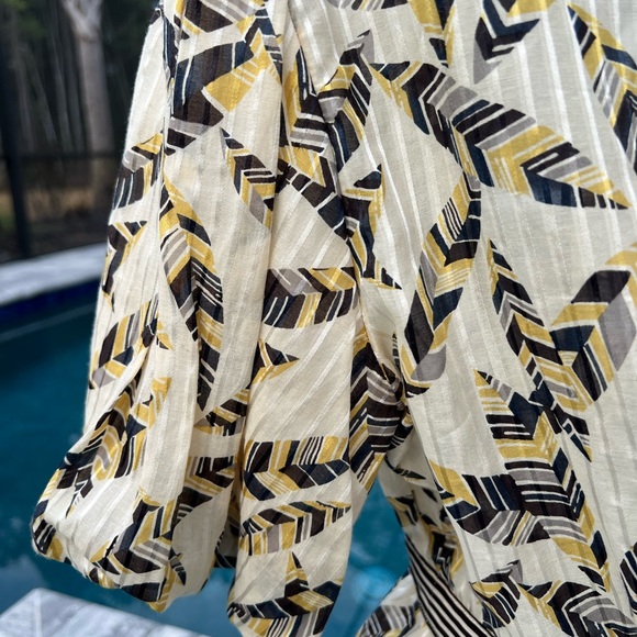 BCBGMAXAZRIA Womens
Floral Print V-Neck Top Blouse - Picture 6 of 9